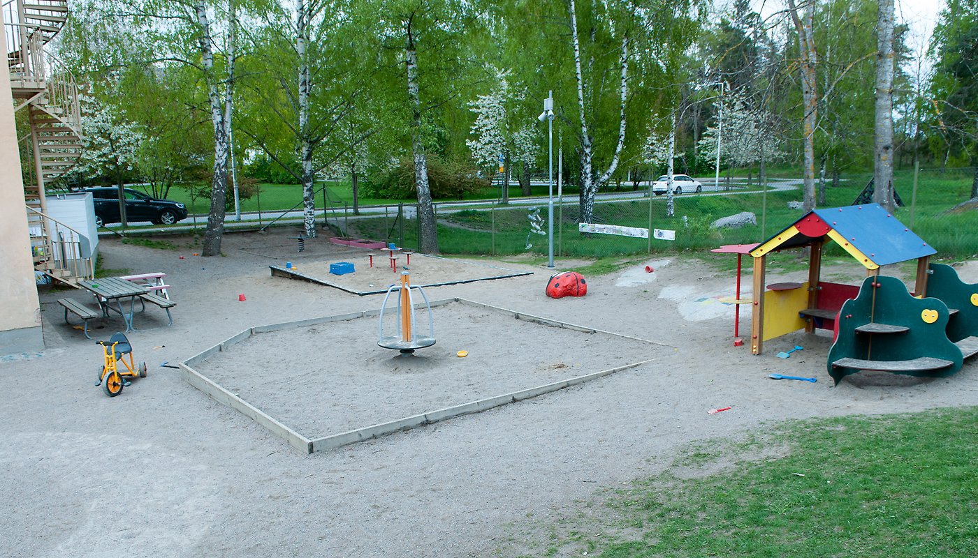 Lottagatans förskola, utegården med lekställningar och leksaker.