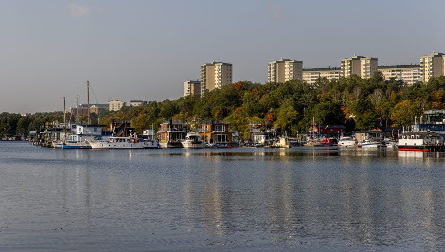 I den blå Ulvsundasjön speglas Huvudstas höghus och grönska. 