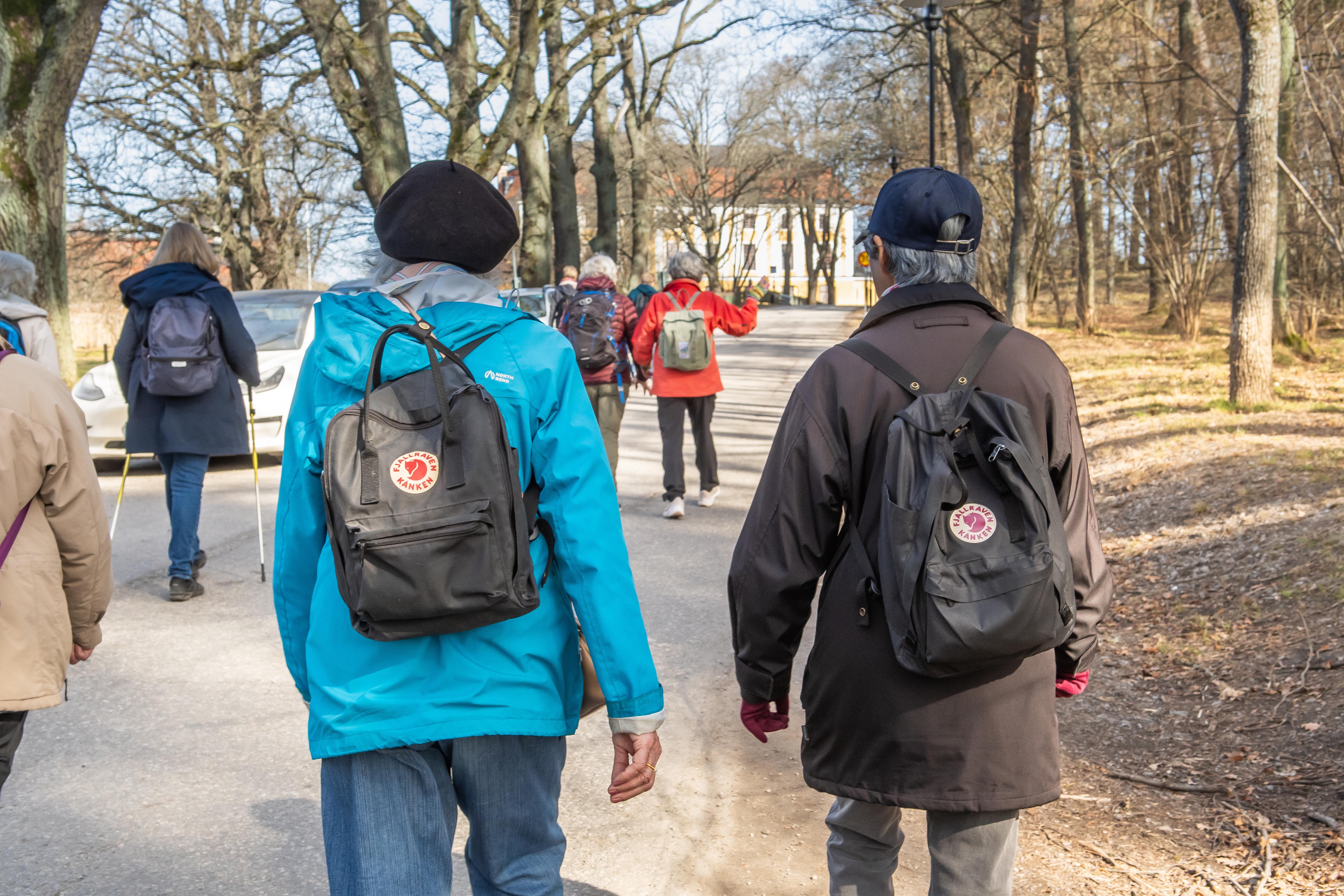 Seniorer promenerar i Ulriksdals slottspark