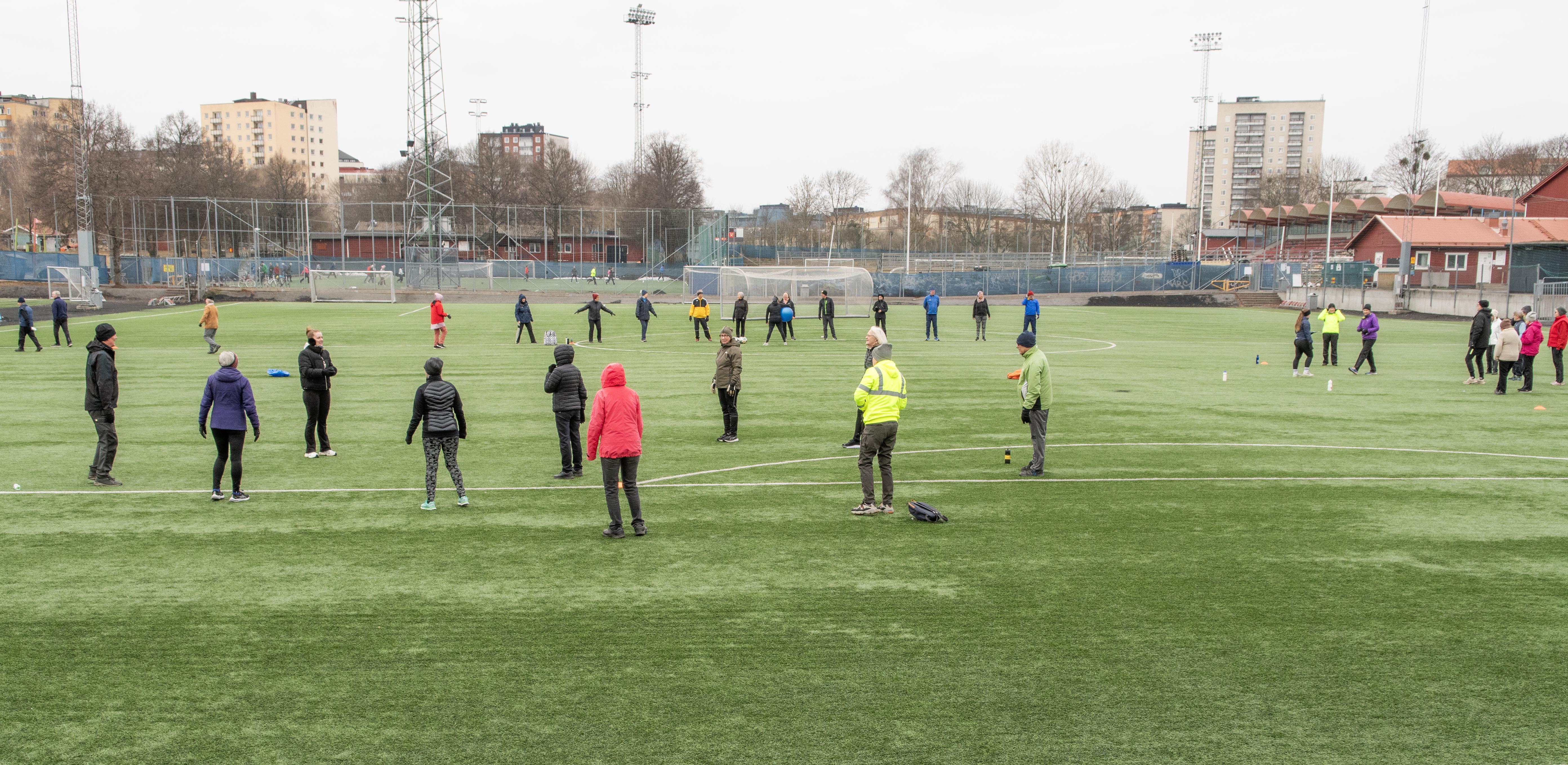 Flera grupper gör övningar på fotbollsplanen