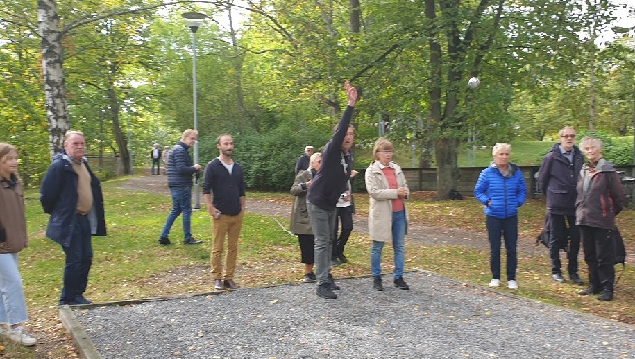 Personer i park som spelar boule