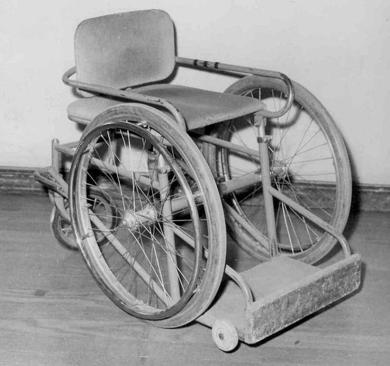 Gammal stol för rullstolsbasket