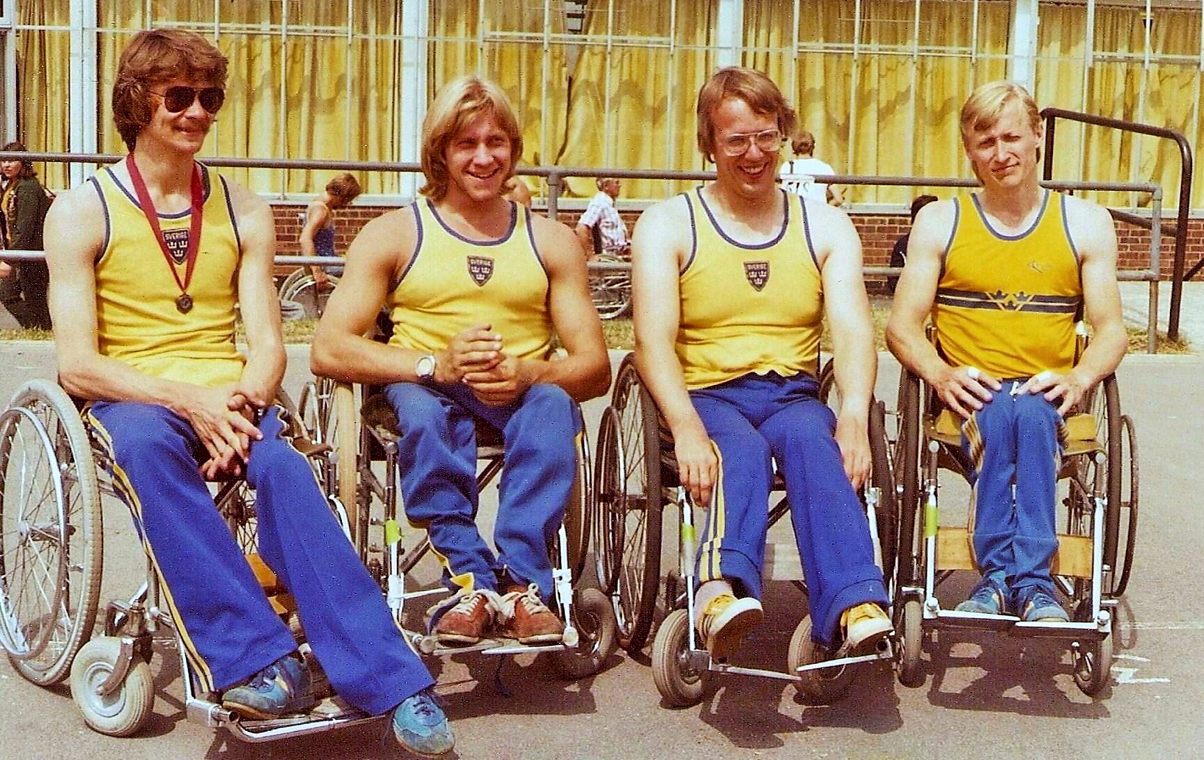 Fyra rullstolsåkare i svensk landslagsdräkt