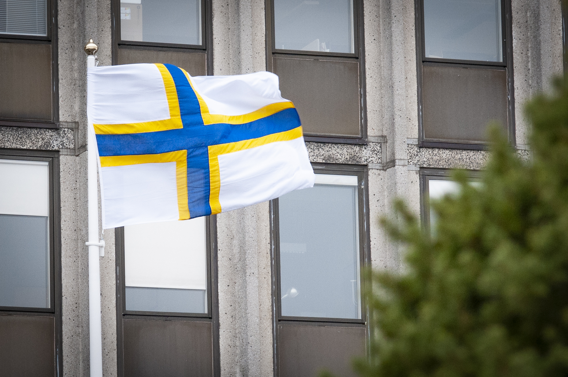 Svensk-finska flaggan framför Solna stadshus