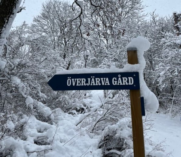 Snö på skylt på Överjärva gård.