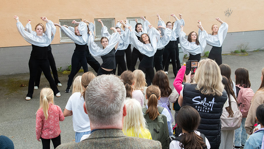 Barn som dansar mot en husvägg