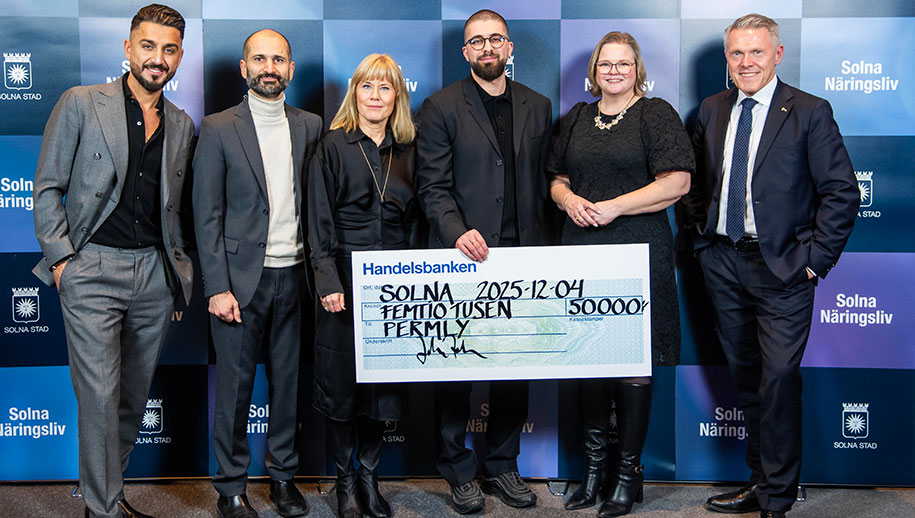 Bild på juryn och vinnaren. Karvan Guldstierna - Key Solutions, Payman Tehrani - Ioffice/United Spaces, Maria Lidström Andersson - Handelsbanken, Ibrahim Diem - Permly, Ulrika Adofsson, Solna stad, Johan Zachrisson – Fabege.