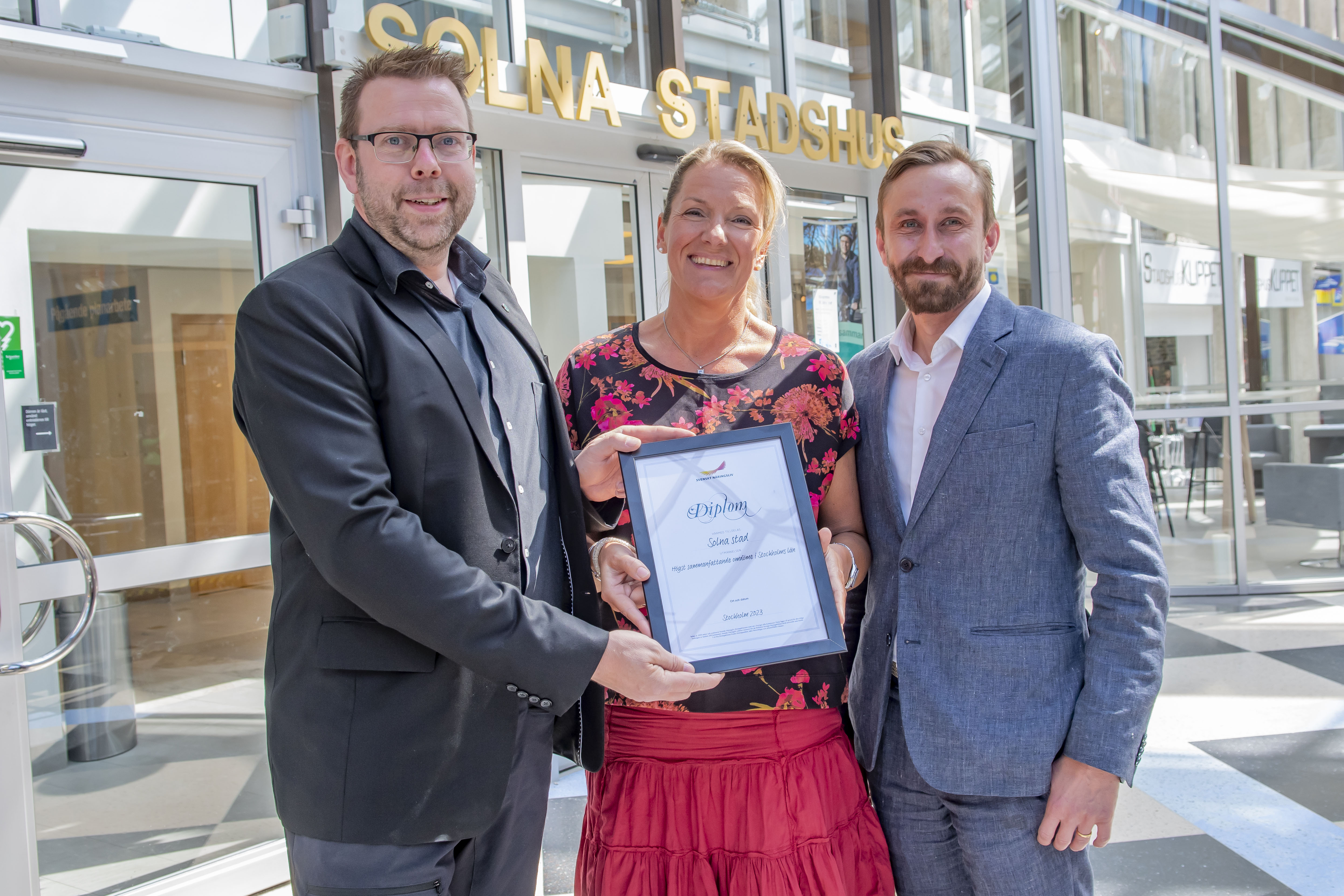 Christina Hedberg, stadsdirektör och Martin Karlsson, tog emot diplomet av Olle Karstorp, regionchef Svenskt Näringsliv Stockholm.