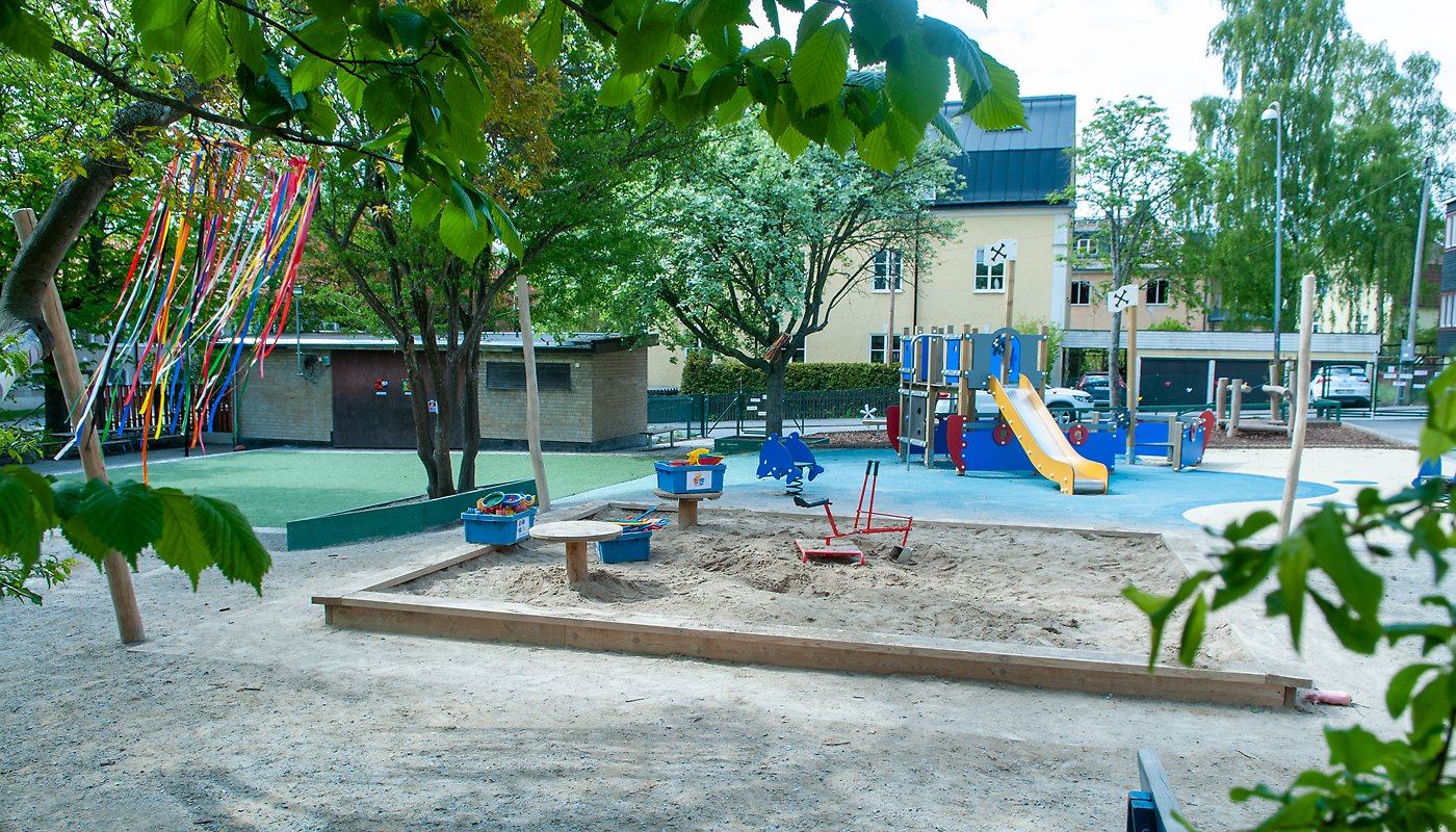 Råsundagårdens förskola, utegården med lekställningar och leksaker.