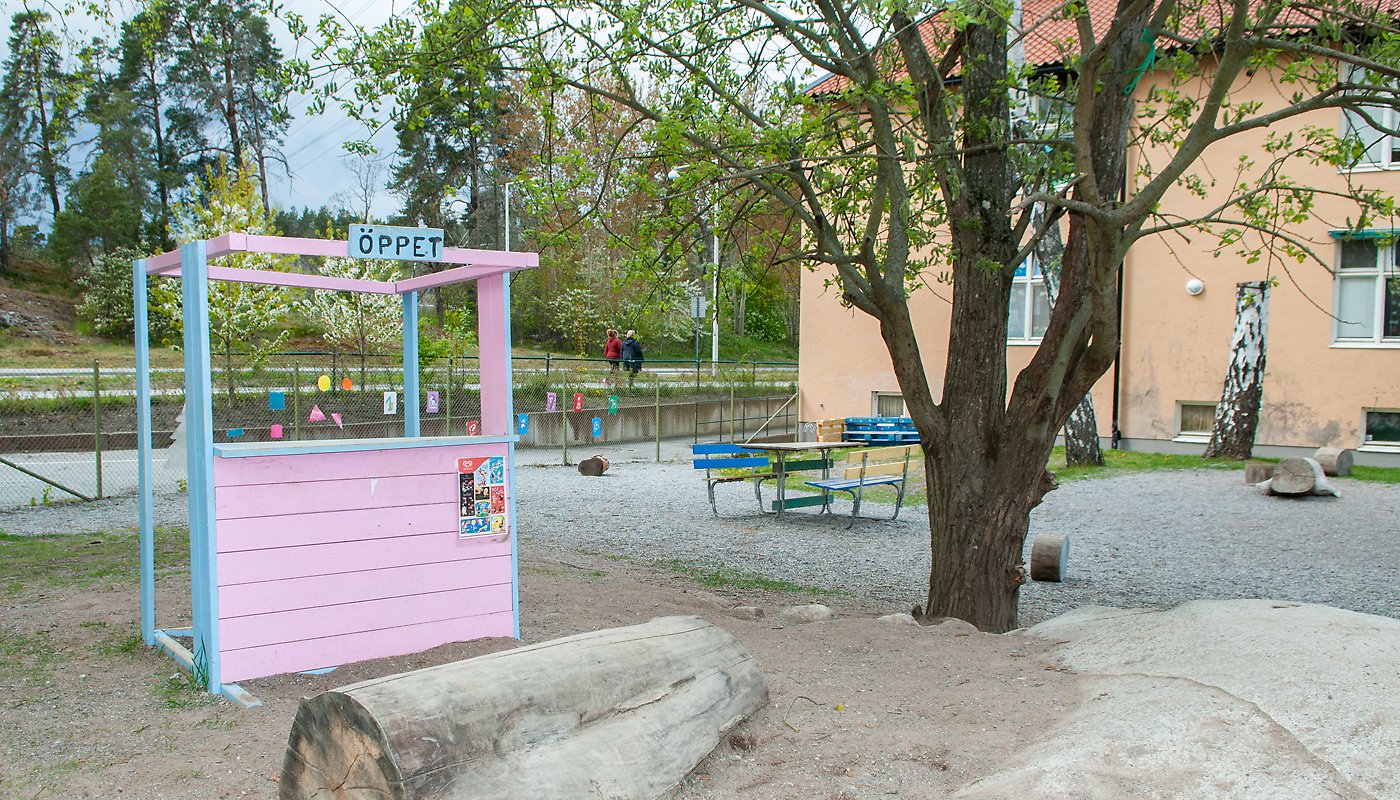 Järvens förskola, utegården med lekställningar och leksaker.